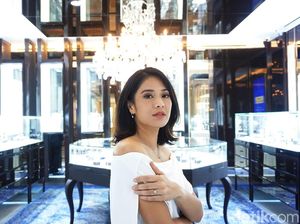 Ultah ke-38, Dian Sastrowardoyo Tumpengan Bareng Keluarga