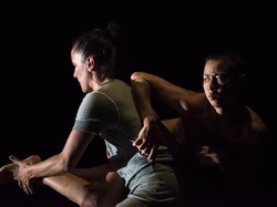 Pentas Tari Split: Tubuh dalam Ruang yang Terkikis