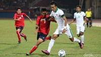 Pemain belakang timnas U-16 Muhammad Yudha Febrian berebut bola dengan pemain Kamboja. Foto: Suparno/detikSport