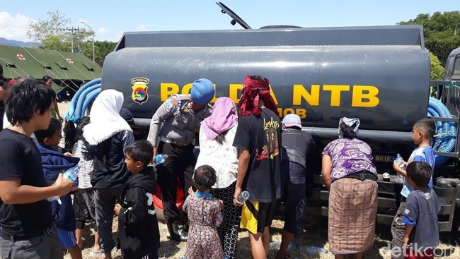 Polri Salurkan Air Bersih ke Korban Gempa 7 SR di Lombok