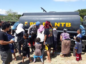 Polri Salurkan Air Bersih ke Korban Gempa 7 SR di Lombok