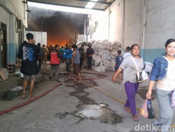Kebakaran Gudang Barang Rongsok di Semarang, 15 Damkar Dikerahkan