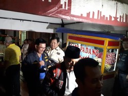 Sebelum Rapat, Sekjen Pro Jokowi Makan Nasgor hingga Bakso