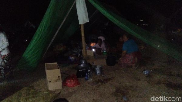 Foto: Gelap Selimuti Pengungsi Gempa Lombok yang Butuh Bantuan