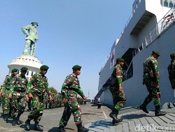 TNI Terjunkan Tim Medis dan Logistik ke Korban Bencana Lombok