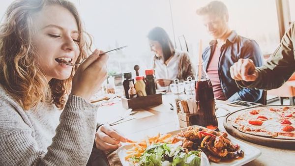 7 Manfaat Sehat Kalau Kamu Makan Malam Sebelum Pukul 19.00