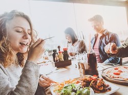 8 Hal yang Pantang Dilakukan Saat Sajikan Makanan untuk Tamu