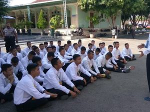 Kisah Anak Penjual Krupuk Jadi Bintara Polri Kisah Anak Penjual Krupuk Jadi Bintara Polri