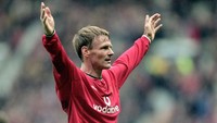 Teddy Sheringham tidak hanya diingat dengan gol penyama di injury time final Liga Champions yang mengantarkan Manchester United juara di 1999. Eks pemain Inggris itu juga pencipta assist yang ulung dengan 76 assist selama berkarier pada 1992-2007. (Foto: Alex Livesey/Allsport)