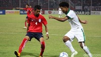 Amiruddin Bagus Kahfi Al-Fikri mendapatkan pengawalan dari pemain Kamboja. Foto: Suparno/detikSport