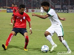 Amiruddin Bagus Kahfi Al-Fikri mendapatkan pengawalan dari pemain Kamboja. Foto: Suparno/detikSport