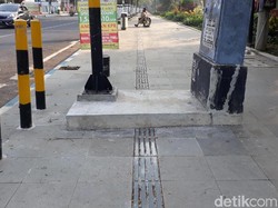 Aneh, Guiding Block di Pasuruan Ini Tabrak Traffic Light