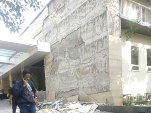 Gempa NTB, Dinding Keramik Hotel Santika Mataram Rontok