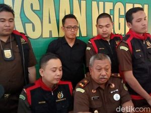Kajari Gresik Sebut Ruang Kadinkes Digeledah Soal Potongan Dana BPJS Kajari Gresik Sebut Ruang Kadinkes Digeledah Soal Potongan Dana BPJS