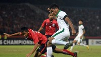 Pemain Kamboja Ry Leap Pheng (kiri) berusaha menghentikan laju dari Muhammad Fajar Fathur. Foto: M Risyal Hidayat/Antara Foto