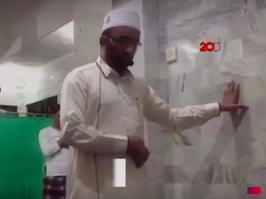 Masyaallah... Imam Masjid Ini Tetap Salat Meski Digoyang Gempa