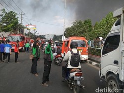 Saat Driver Ojol Ramai-ramai Buka Jalan untuk Mobil Damkar ke TKP