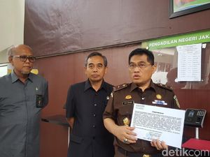 Jaksa Pasang Pengumuman JAD Organisasi Terlarang yang Dibekukan Jaksa Pasang Pengumuman JAD Organisasi Terlarang yang Dibekukan