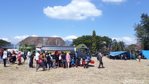 Polri Salurkan Air Bersih ke Korban Gempa 7 SR di Lombok