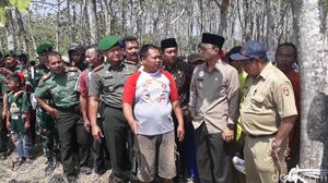 Warga-Bupati Ramai-ramai Lihat Heboh Semburan Air Lumpur 30 Meter