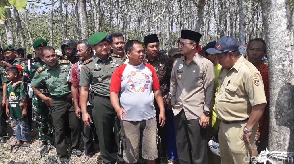 Warga-Bupati Ramai-ramai Lihat Heboh Semburan Air Lumpur 30 Meter Warga-Bupati Ramai-ramai Lihat Heboh Semburan Air Lumpur 30 Meter