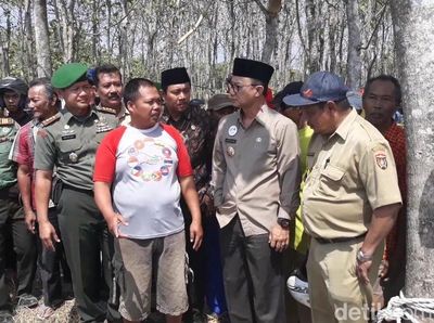 Warga-Bupati Ramai-ramai Lihat Heboh Semburan Air Lumpur 30 Meter