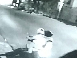 Terekam CCTV, Ini Penampakan 2 Pelempar Molotov di Rumah Kapitra