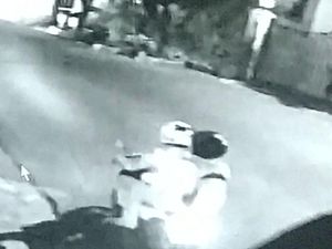 Terekam CCTV, Ini Penampakan 2 Pelempar Molotov di Rumah Kapitra Terekam CCTV, Ini Penampakan 2 Pelempar Molotov di Rumah Kapitra