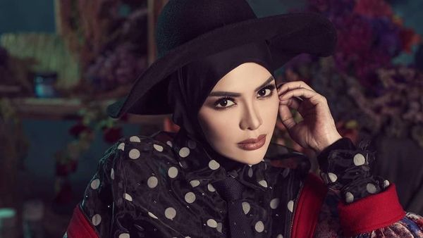 Belum Lama Berhijab, Ini Beda Gaya Nikita Mirzani dan Mulan Jameela