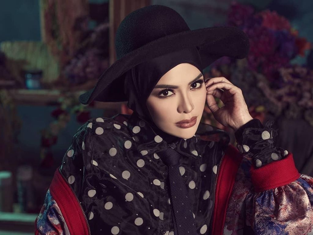 Belum Lama Berhijab, Ini Beda Gaya Nikita Mirzani dan Mulan Jameela Belum Lama Berhijab, Ini Beda Gaya Nikita Mirzani dan Mulan Jameela