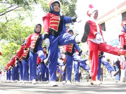 Panas Menyengat, Puluhan Peserta Lomba Gerak Jalan HUT RI Pingsan