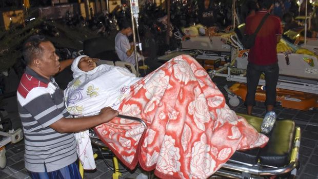 Suadah (41), korban gempa bumi, di halaman Rumah Sakit Kota Mataram, NTB, Minggu (5/8).