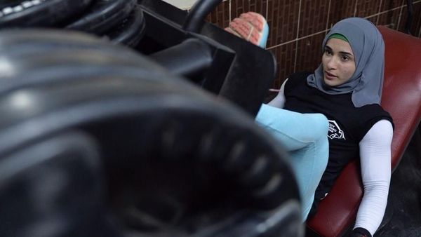 Jadi Binaraga Berhijab, Begini Gaya Khloud Essam Tutupi Ototnya