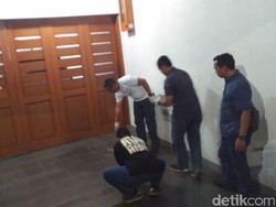 Soal Teror Molotov, Kapitra Tunjukkan Chat Via WA ke Polisi