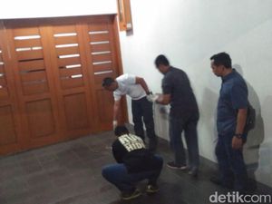 Soal Teror Molotov, Kapitra Tunjukkan Chat Via WA ke Polisi Soal Teror Molotov, Kapitra Tunjukkan Chat Via WA ke Polisi