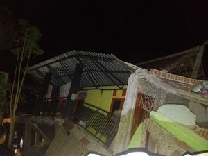 Gempa NTB, Ini Penampakan Rumah di Sumbawa yang Roboh
