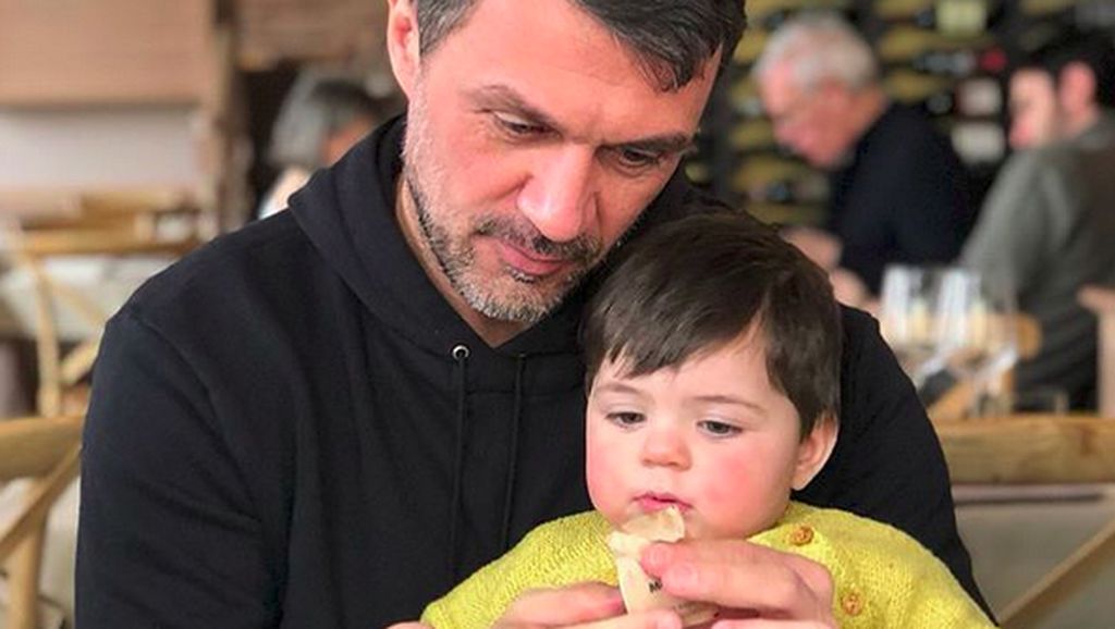 Kebapakan Banget! Saat Paolo Maldini Main Bareng Anak-anak Kebapakan Banget! Saat Paolo Maldini Main Bareng Anak-anak