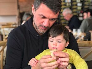 Kebapakan Banget! Saat Paolo Maldini Main Bareng Anak-anak