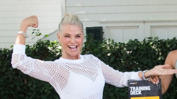 Foto: Gaya Seksi Christie Brinkley yang Masih Seperti ABG di Usia 64