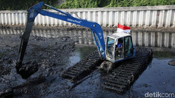 Lumpur Hitam Kali Besar Dikeruk