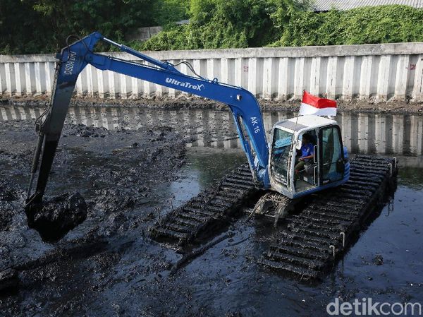 Lumpur Hitam Kali Besar Dikeruk