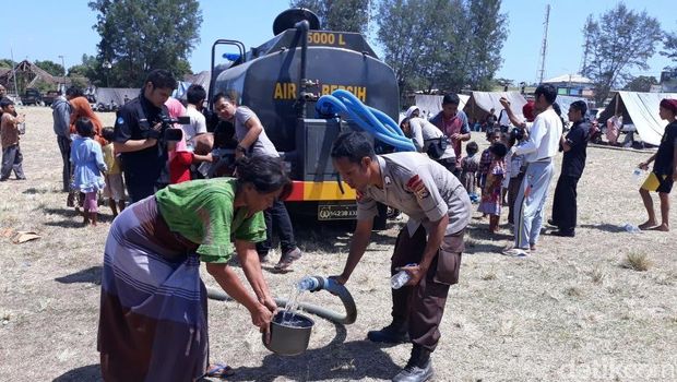 Polri Salurkan Air Bersih ke Korban Gempa 7 SR di Lombok