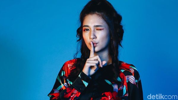 Makin Matang, Mikha Tambayong Celeb of The Month Bulan Ini