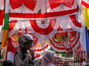 Pernak-pernik HUT RI Ramaikan Pasar Pagi Jakarta