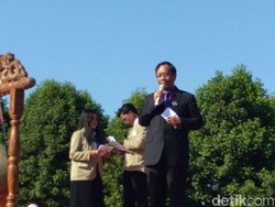 Mahfud MD Serukan Persatuan Saat Berorasi di Depan Ribuan Maba UGM