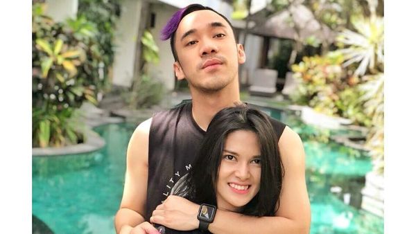 Happy Engagement, Ikmal Tobing dan Kekasih!