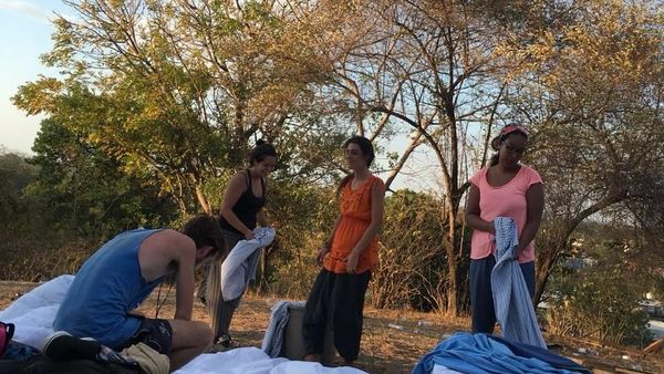 Foto: Turis Gelar Tikar di Gili Trawangan Malam Ini