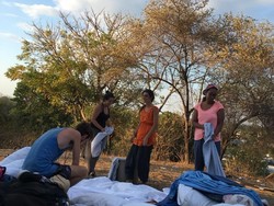 Warga Lokal Bantu Turis yang Masih Berada di Gili Trawangan