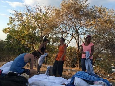 Foto: Turis Gelar Tikar di Gili Trawangan Malam Ini