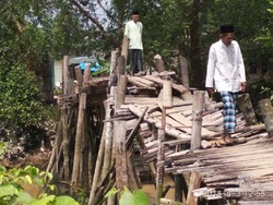 Melihat Jembatan Lapuk di Riau yang Jadi Akses Utama Warga